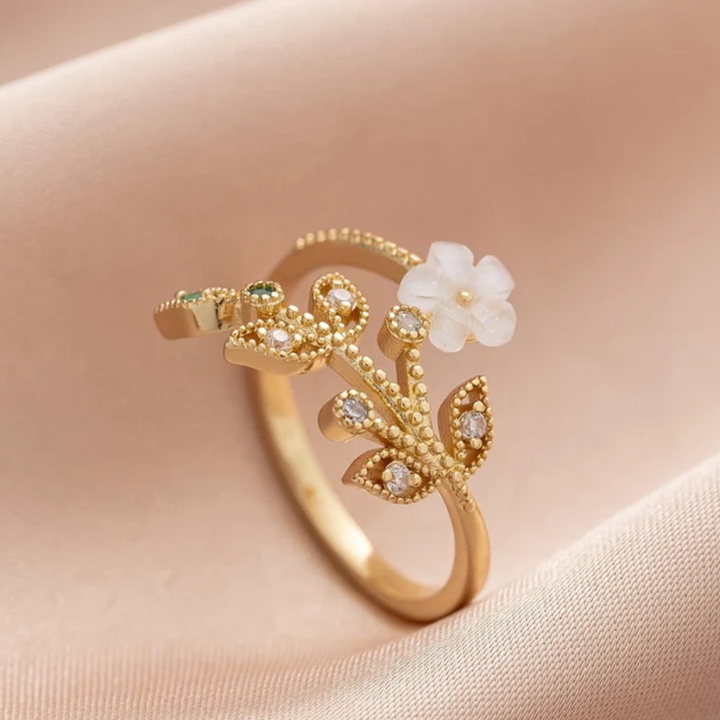 CRYSTAL BRIGHT WHITE FLOWER RING