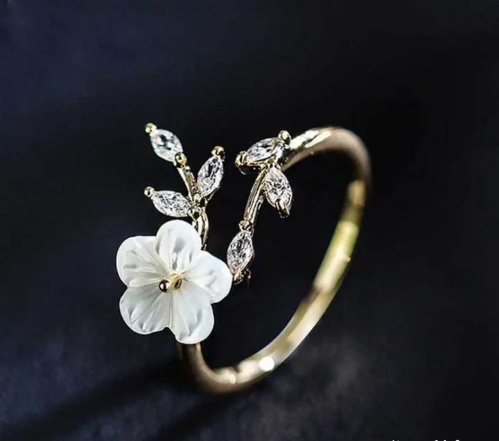 DAZZLING WHITE BLOSSOM ZIRCONIA RING